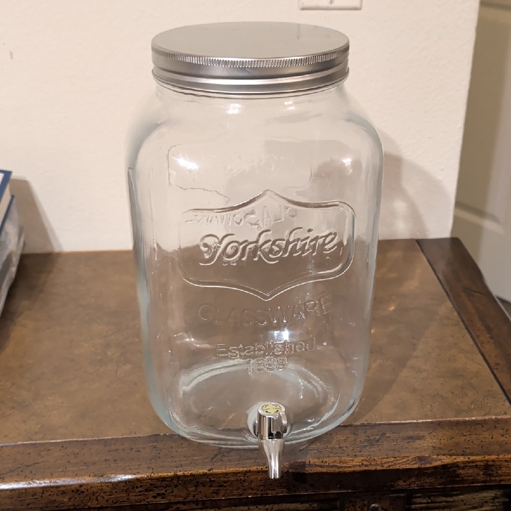 Yorkshire Glass 2 Gallon Beverage Dispenser with Silver Lid